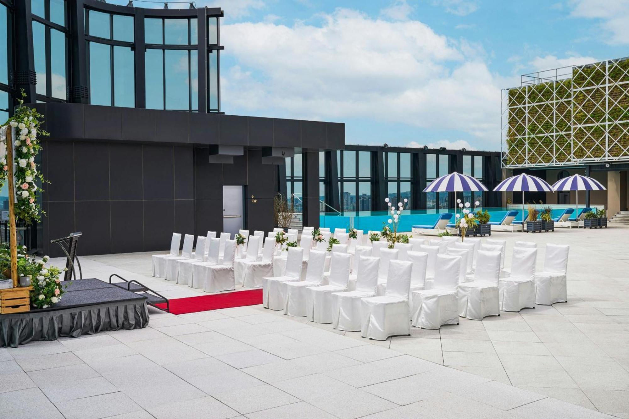 Le Meridien Тайчжун Экстерьер фото The rooftop pool at the hotel