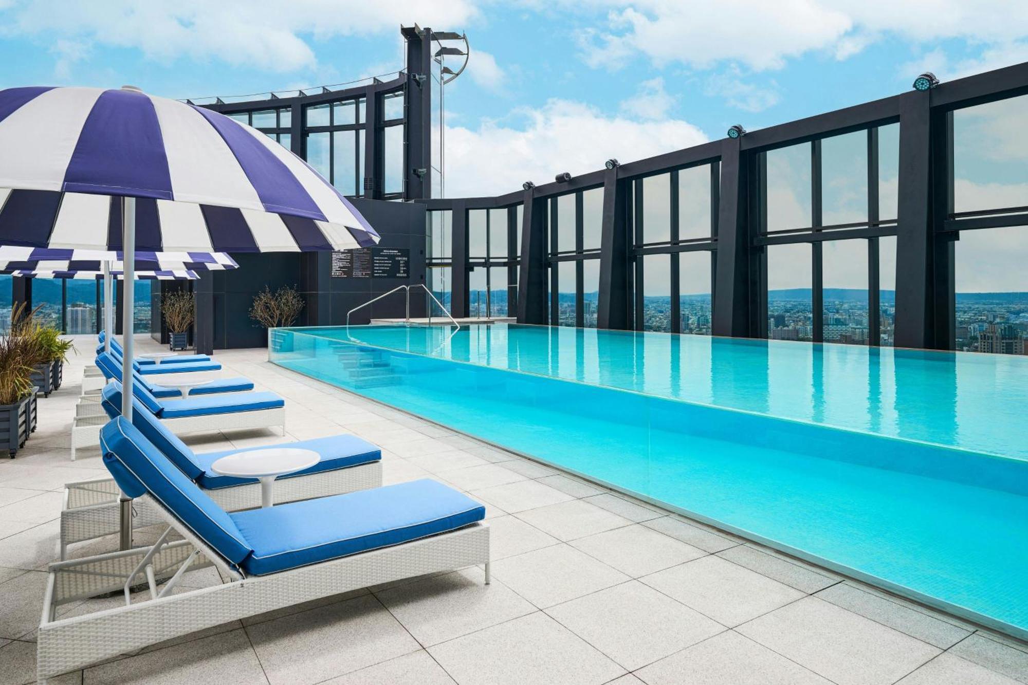 Le Meridien Тайчжун Экстерьер фото The rooftop pool at The Westin