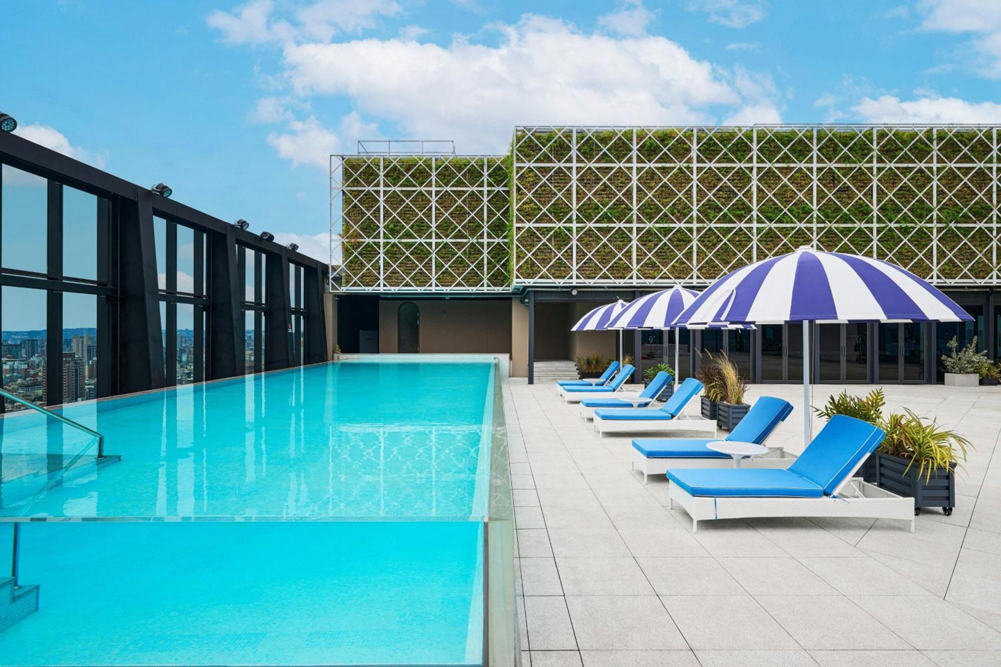 Le Meridien Тайчжун Экстерьер фото Rooftop pool at The Standard East Village