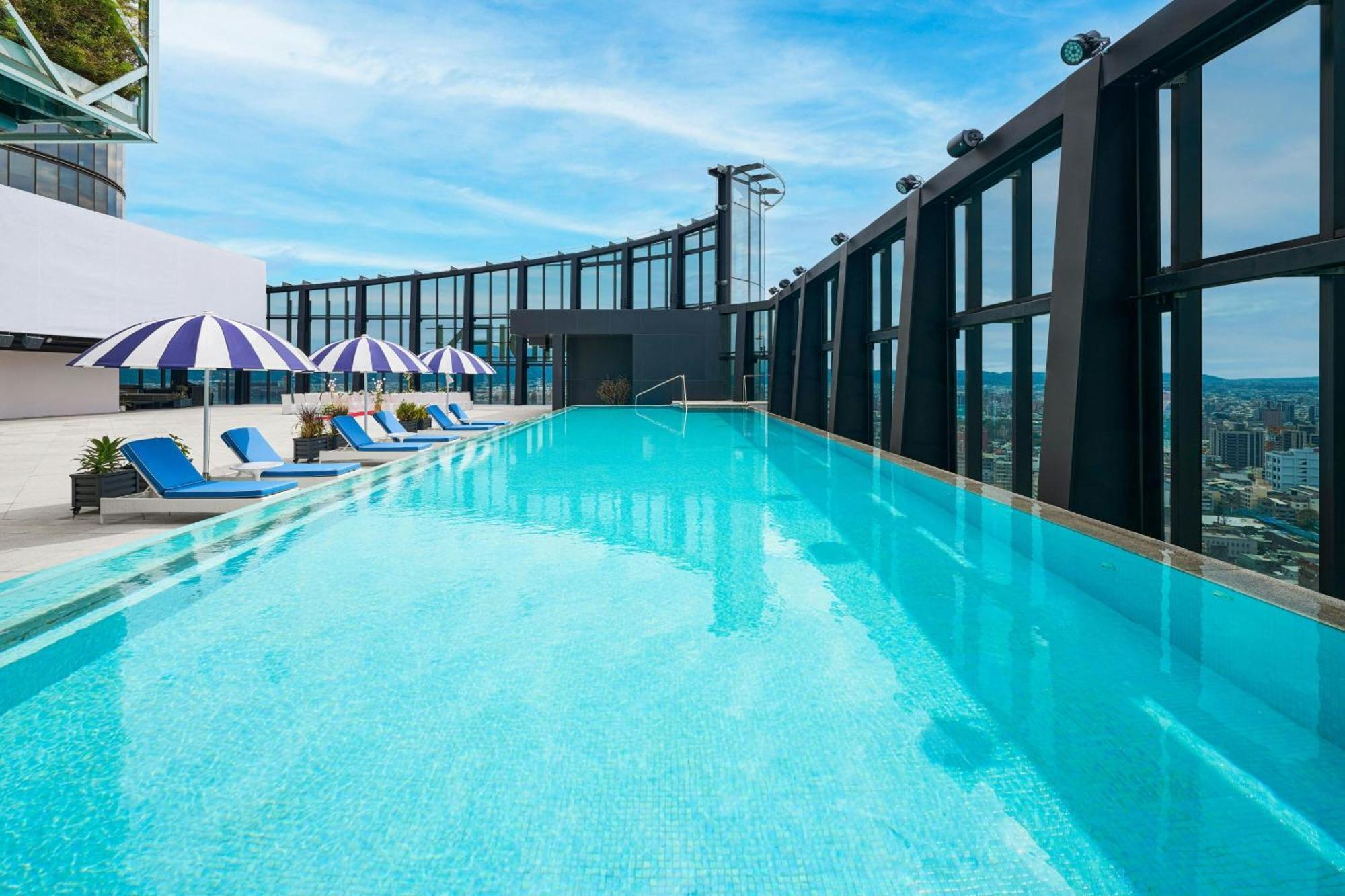 Le Meridien Тайчжун Экстерьер фото The rooftop pool at the hotel