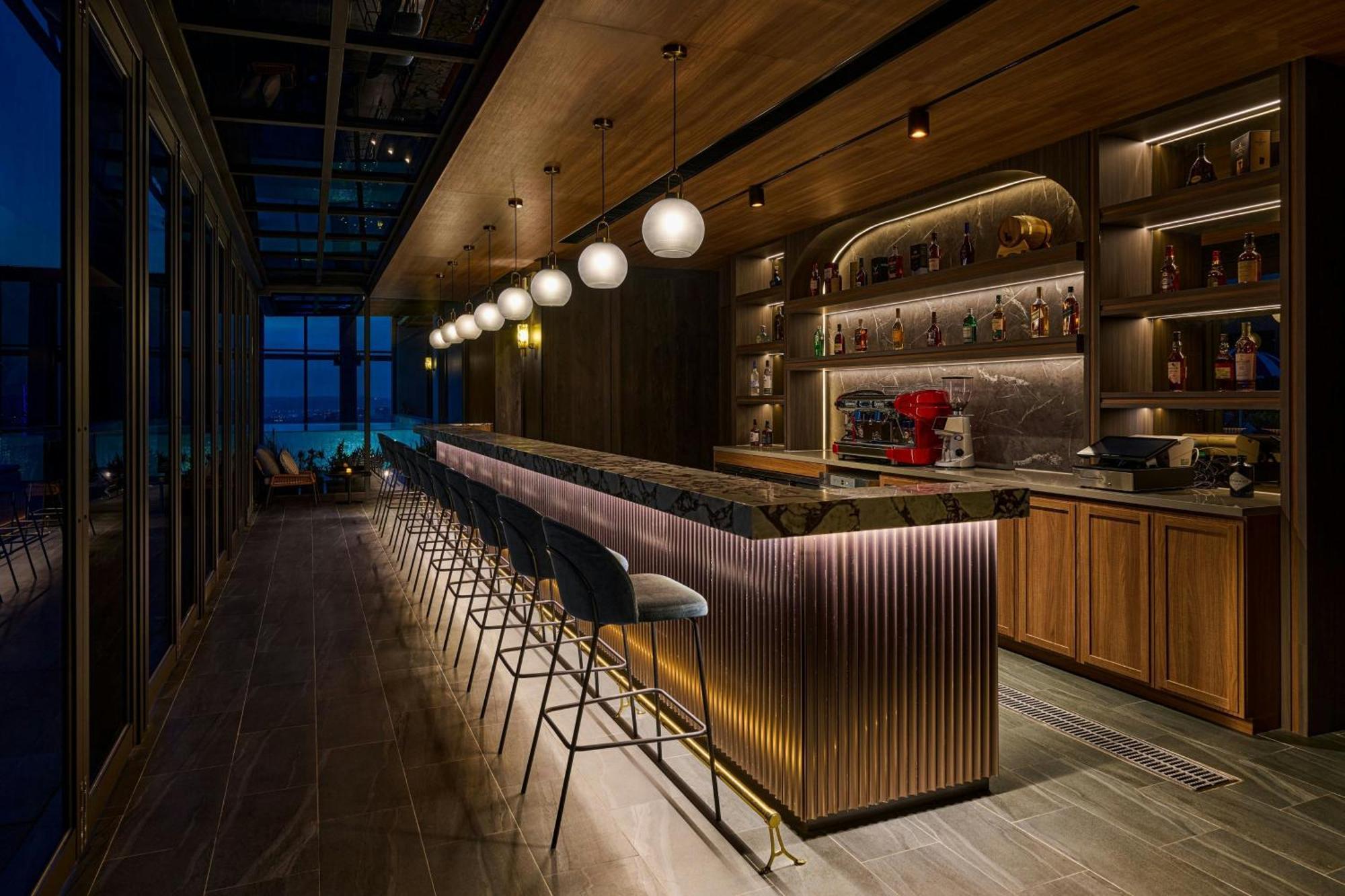 Le Meridien Тайчжун Экстерьер фото The bar at the 360° Sky Lounge
