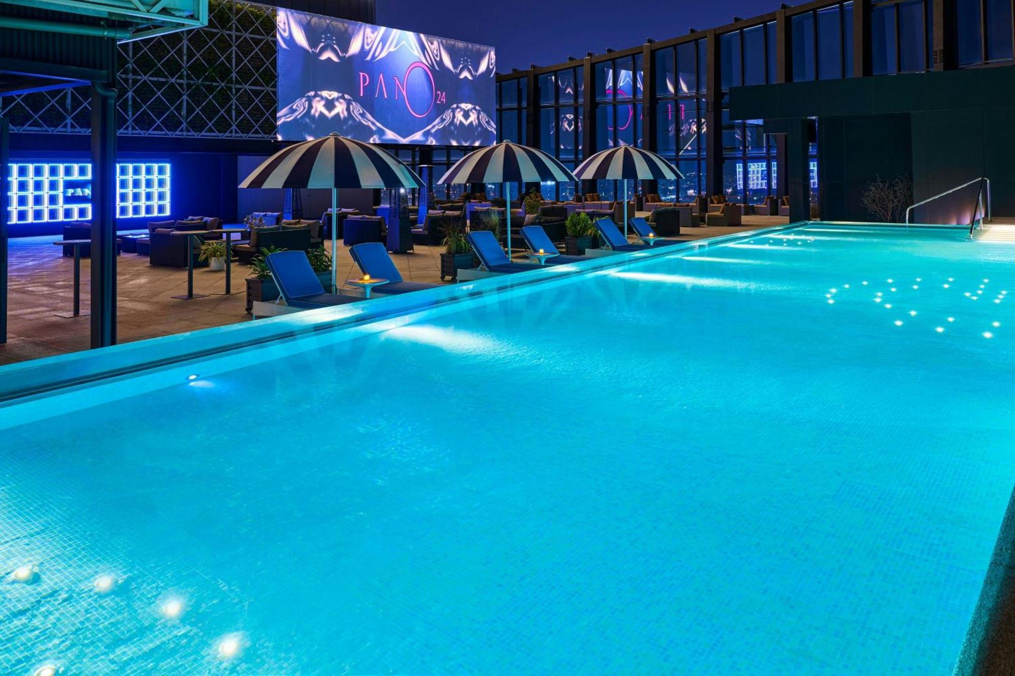 Le Meridien Тайчжун Экстерьер фото The rooftop pool at the hotel