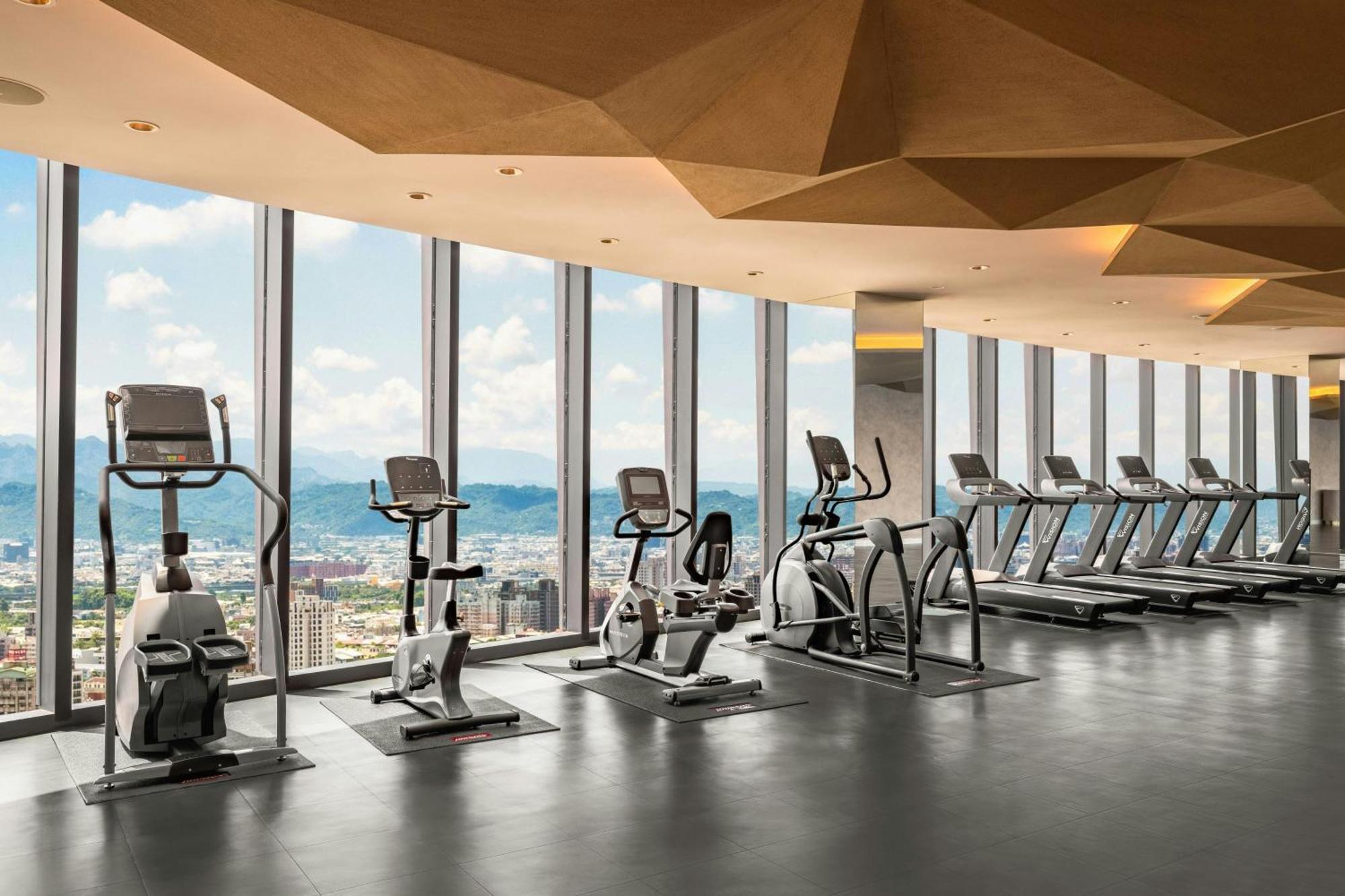Le Meridien Тайчжун Экстерьер фото The gym at the 39th floor